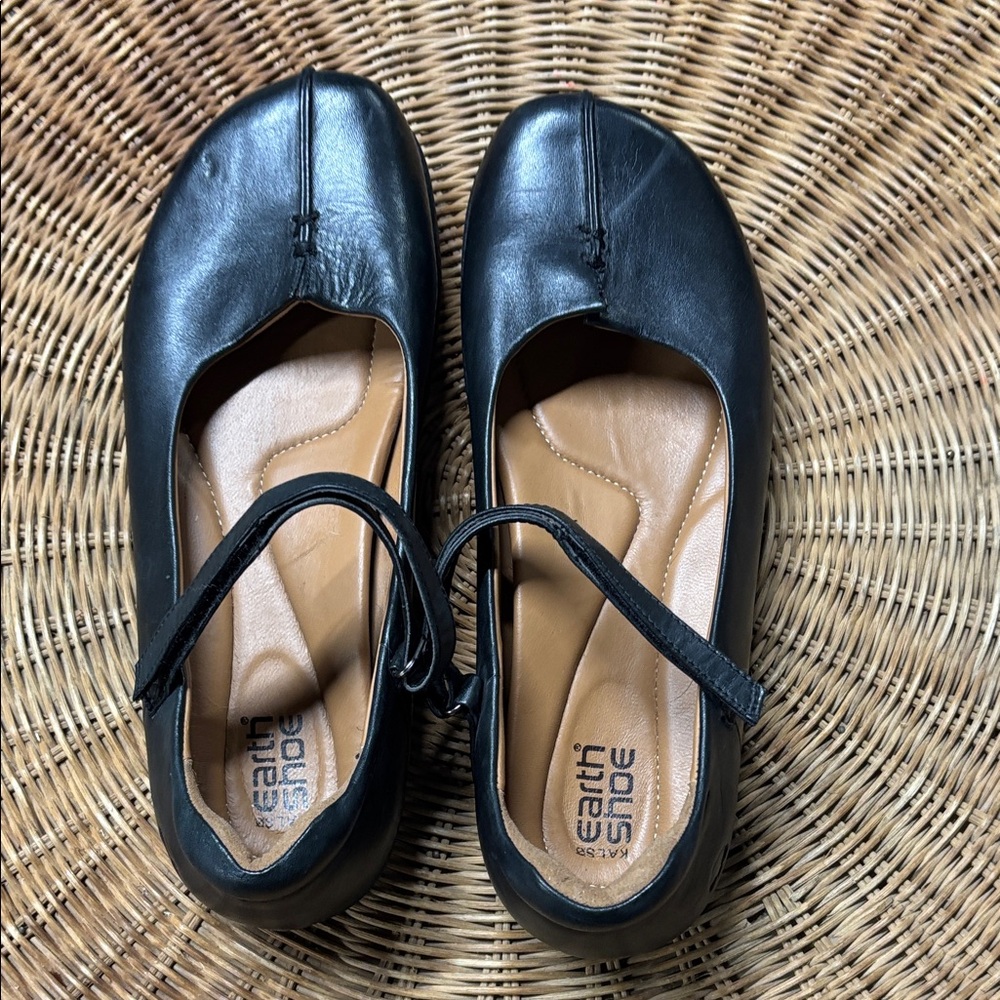 Earth Shoes Black Leather Flats